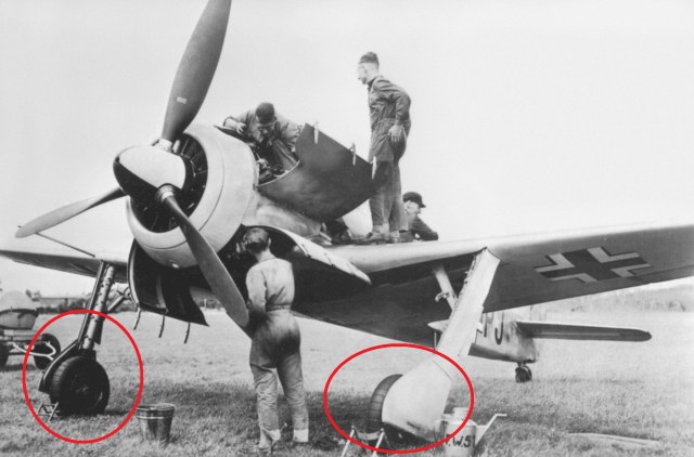 • Fw 190 A-8 4 Mechanics.jpg